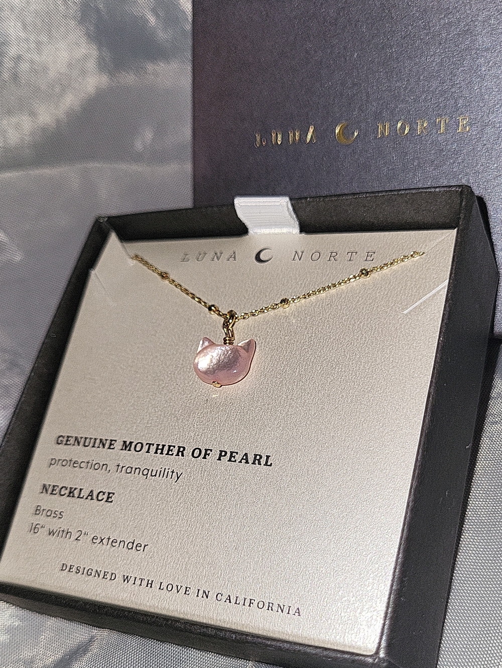 Luna Norte Pink Mother-of-Pearl Cat Pendant Necklace - Gold Chain M Te